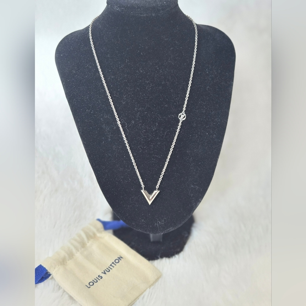 🔥 Louis Vuitton Essential V Supple Necklace Silver 🔥 - Picture 3 of 10